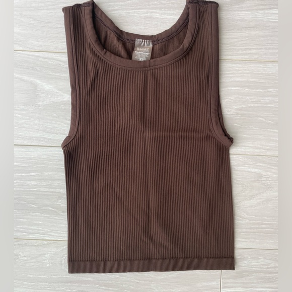 Sunday Best Aritzia Rib Seamless Crew Tank Brown - Picture 1 of 6